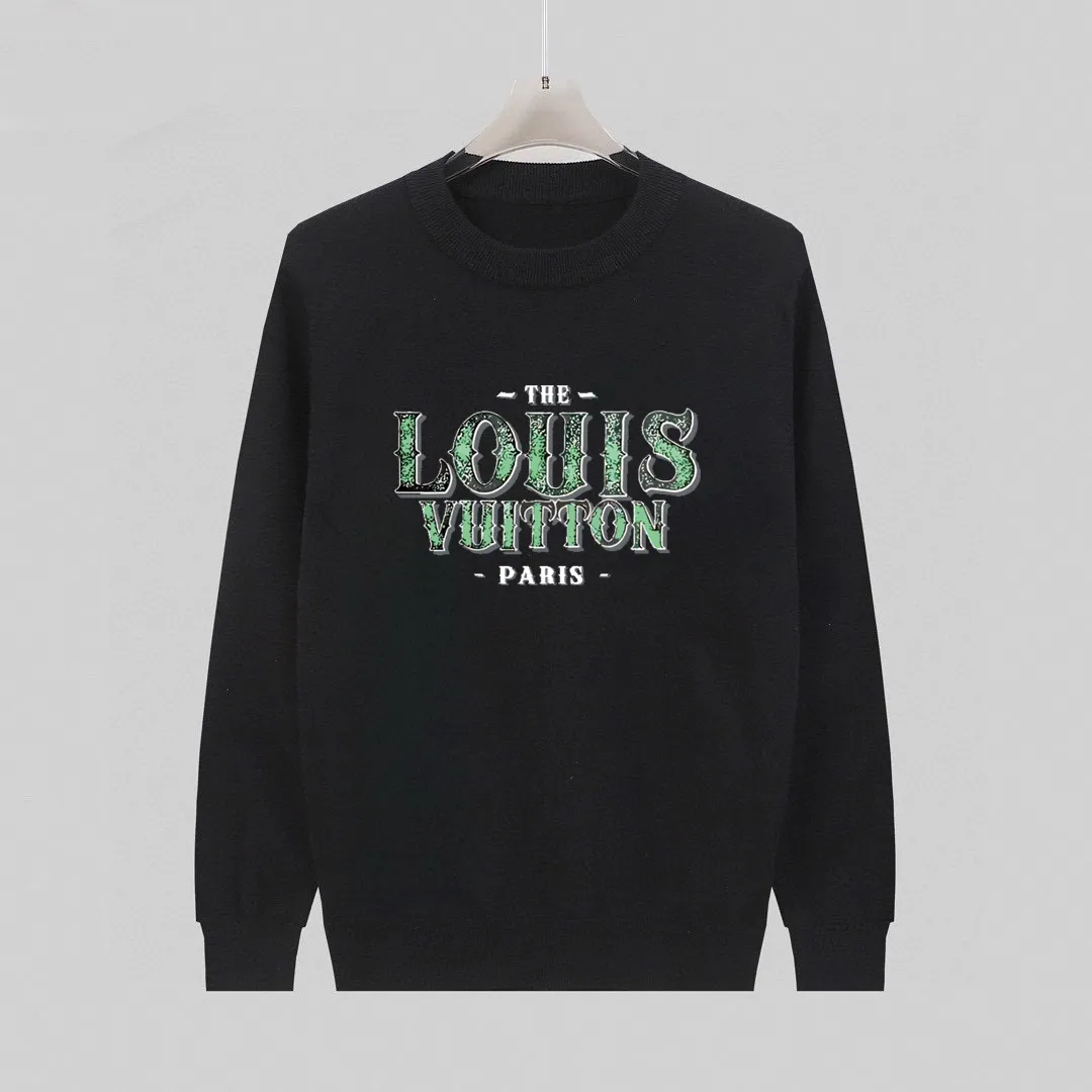 🅿️240 【LV Louis Vuitton】Autumn and winter classic round neck pullover sweater, in full condition! ! ! Wool blended fabric, the latest model in 2025, golden ratio! ! Slim-fitting soft gold, versatile and practical item, the combination and practicality are extremely powerful, simple and elegant, and classy! To create your own style, it is highly recommended to buy it in two colors. The standard slim fit tailoring process is suitable for both young and old men. It is knitted from wool and will not cause any discomfort! While keeping warm, it is stylish, textured and wearable, and the classic logo with contrasting colors on the chest feels in place! ! Recommended for regular customers! ! Size M-3XL (maximum wear: 190 pounds)